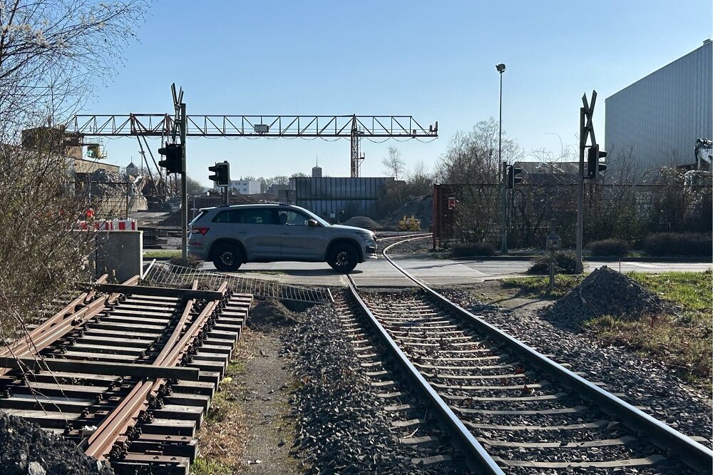 Bauarbeiten am Bahnübergang im Industriegebiet Ost