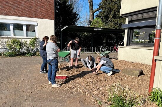 Foto: Gartenaktion am Städt. Gymnasium