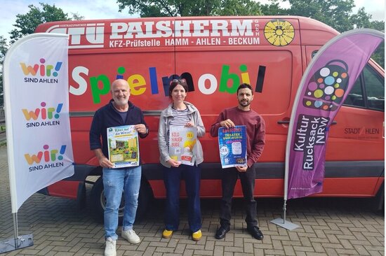 (v.l.) Urim Kodzadziku (Leiter JuK-Haus), Teresa Künstler (Städt. Koordinierungsstelle Kulturelle Bildung) und Ali Sahintürk (JuK-Haus) freuen sich auf „Raus auf die Wiese“ mit seinen zahlreichen Mitmachaktionen.