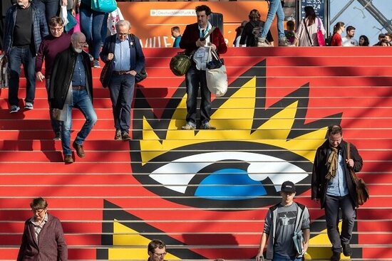 Foto: Bunt bemalte Treppe mit Menschen