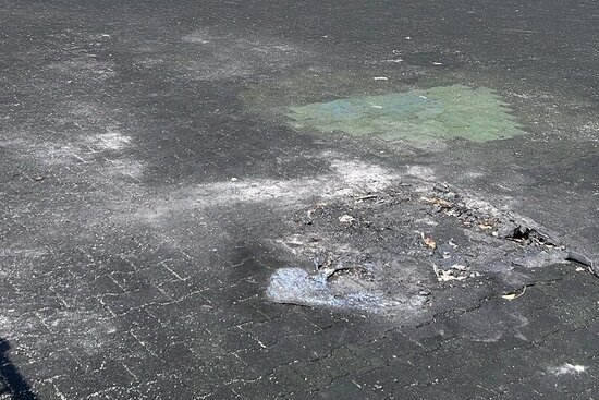 Foto: Kleinspielfeld mit zerstörter Fläche
