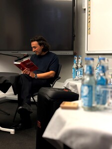 Foto: Musa Deli mit einem Buch