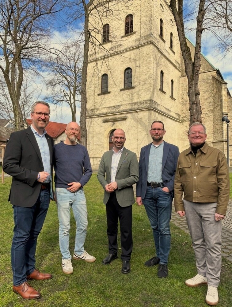 Vor der Bartholomäuskirche setzen sie zusammen mit Bürgermeister Matthias Harman ein Zeichen für das freundschaftliche Miteinander der Konfessionen in Ahlen.
