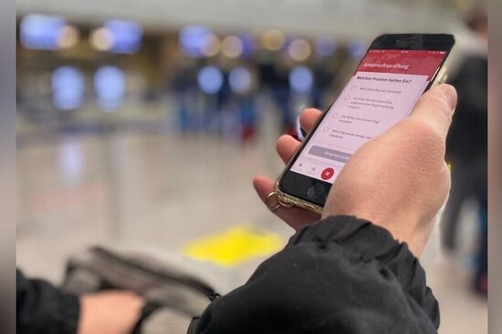 Foto: eine Hand die ein Smartphone hält