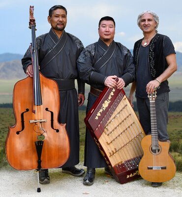 Foto: Sedaa - Gruppenbild mit Instrumenten