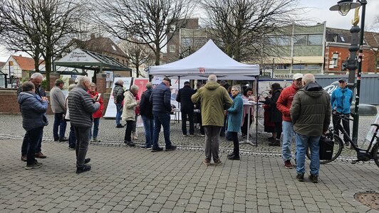 Foto: Stand mit Menschen am Mariengarten