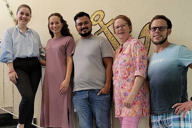Foto: Qualifizierte Lehrkräfte unterstützen Schülerinnen und Schüler beim Lernen