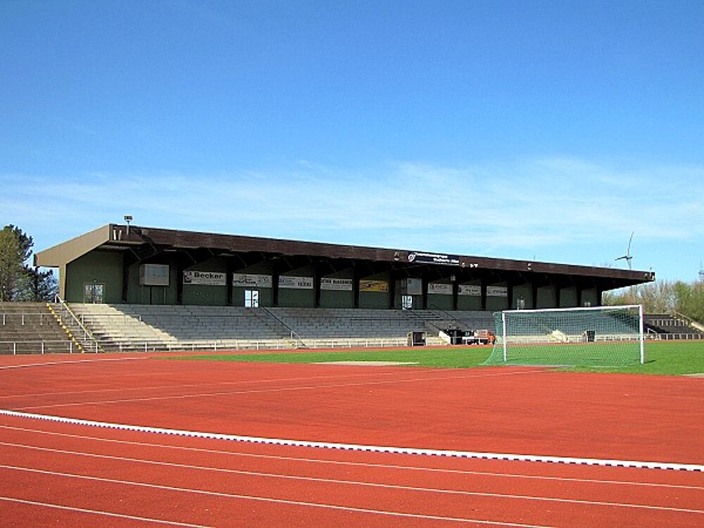 Foto: Sportpark Nord mit den Laufbahnen im Vordergrund