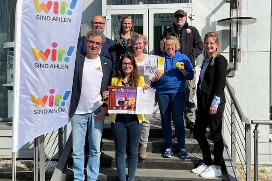 Gruppenbild vor Gebäude 