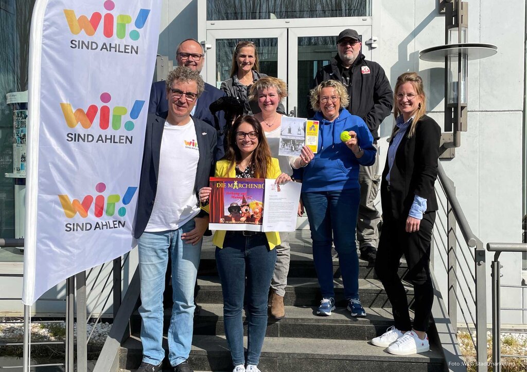 Gruppenbild vor Gebäude 