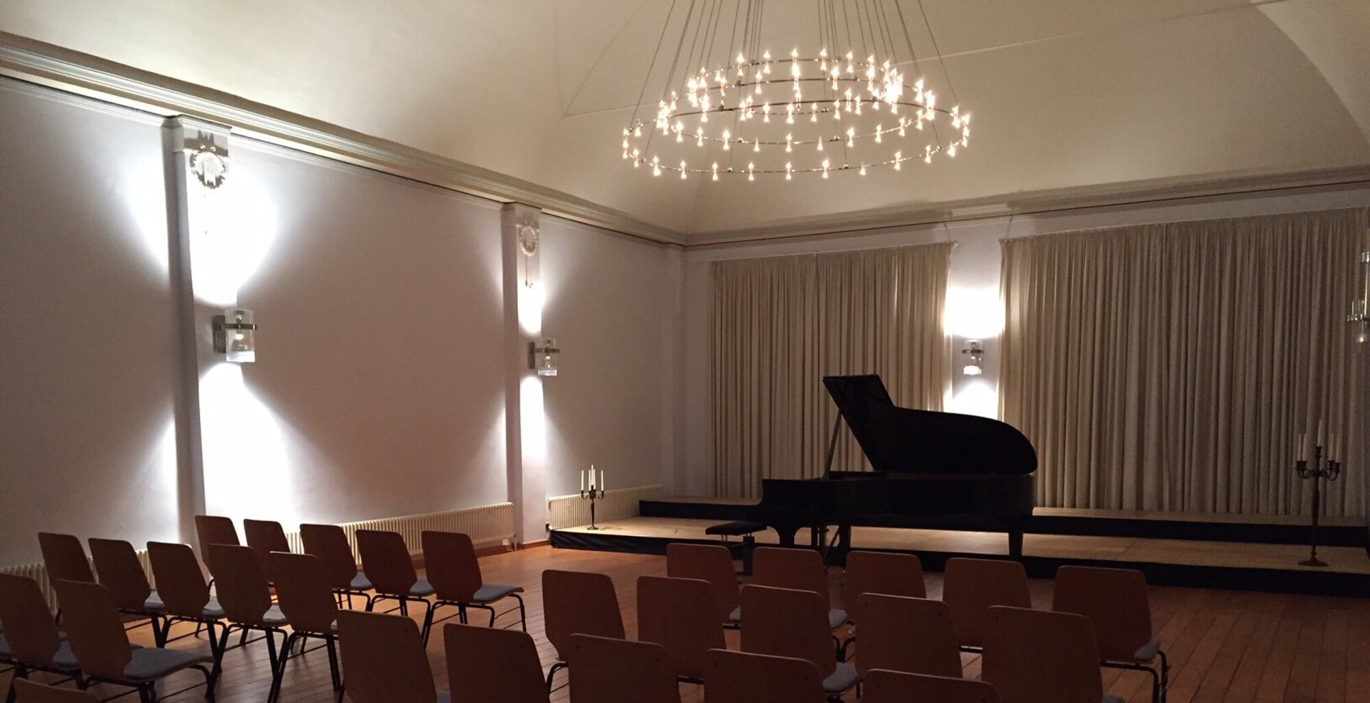 Foto: Saal Sandgathe Blick auf Bestuhlung und ein Klavier