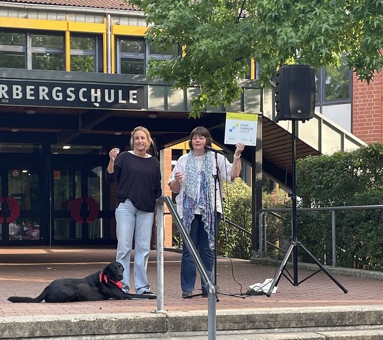 Foto: Zwei Frauen und ein Hund vor dem Eingang der Overbergschule