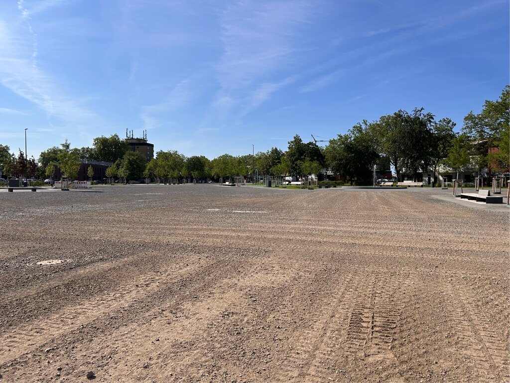 Noch erinnert auf dem Dr.-Paul-Rosenbaum-Platz wenig an die grüne Fläche, die dort künftig entstehen soll.