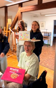 Foto: mehrere Personen, die Bilder hochhalten