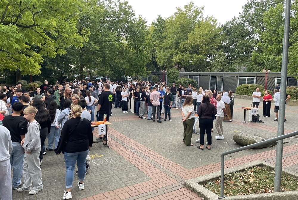 Foto: Menschenmenge auf dem Schulhof der Overbergschule