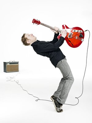 Foto: Musiker mit roter Gitarre