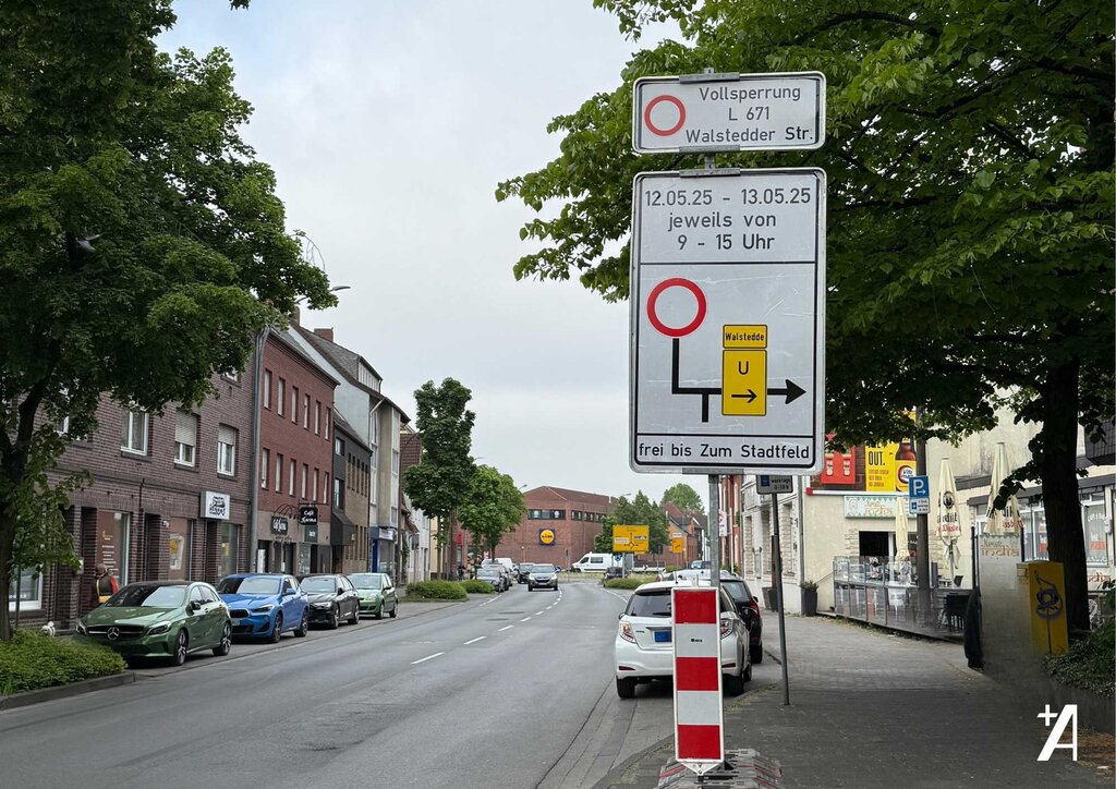 Straße mit Hinweis Schild einer Sperrung im Vordergrund