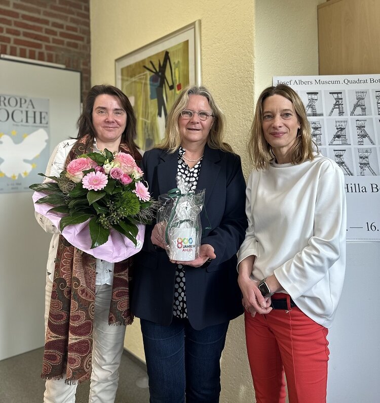 Foto: Brigga Kazmierczak und Stephanie Kosbab gratulierten Claudia Wilmer 
