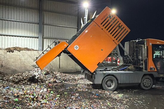 Am Ende des Tages muss der aufgesammelte Müll noch abgeladen werden.