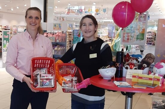 Foto: Elisa Spreemann und Sandra Könning am Stand zum Internationalen Frauentag.