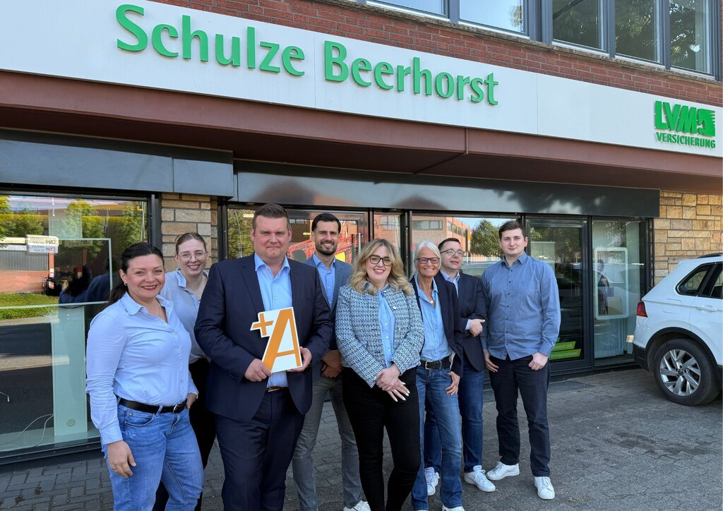 Gruppenbild vor einer Versicherung