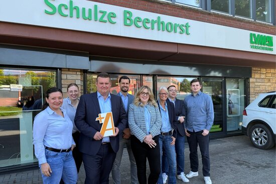 Gruppenbild vor einer Versicherung