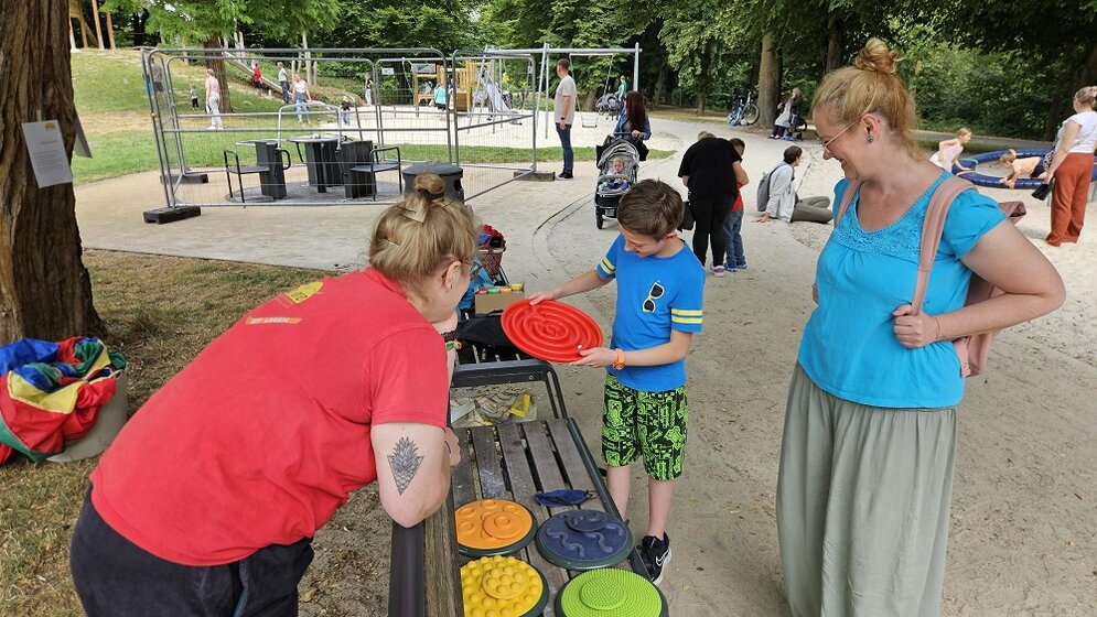 Foto: Bank mit verschiedenen Frisbeescheiben