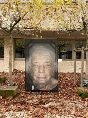 Foto: Margot Friedländer in der Ausstellung "Gegen das Vergessen"