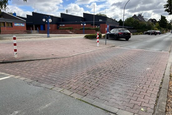 Foto: Asphaltkissen vor der Don-Bosco-Schule
