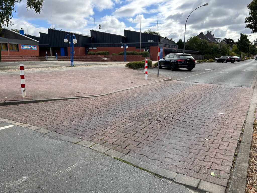 Foto: Asphaltkissen vor der Don-Bosco-Schule