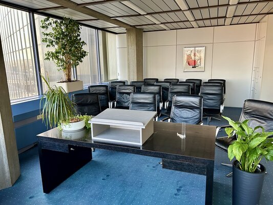Foto: Tisch für Trauungen im Trauzimmer im Rathaus mit Blick auf die Bartholomäuskirche