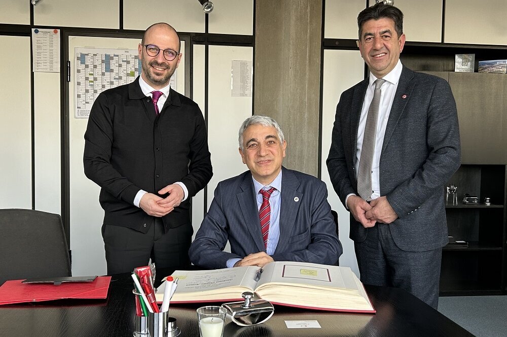 Harman begrüßt Arman