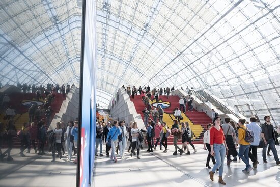 Foto: Bunte Treppe mit vielen Menschen in einer Halle