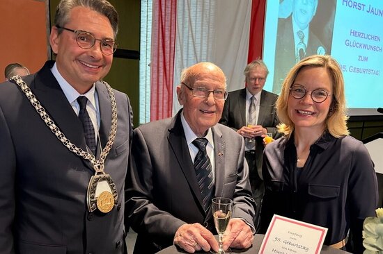 Zum 95. Geburtstag von Horst Jaunich gab Bürgermeister Dr. Alexander Berger zu Ehren des Jubilars einen Empfang im Ratssaal der Stadt Ahlen, rechts Bergers Ehefrau Diana.