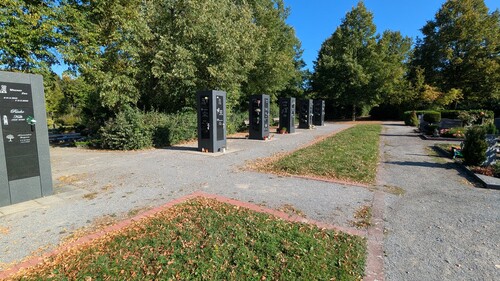 Foto: Urnenstelen auf dem Südfriedhof