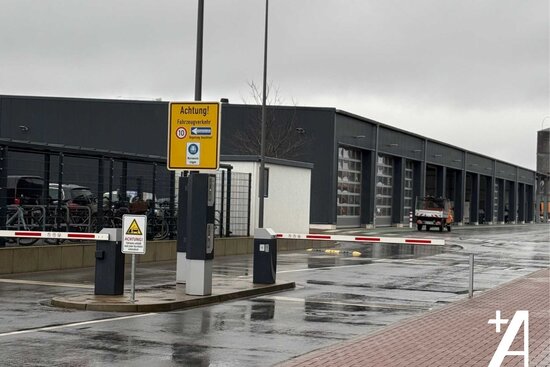 Bild Gelände Auffahrt Schranke