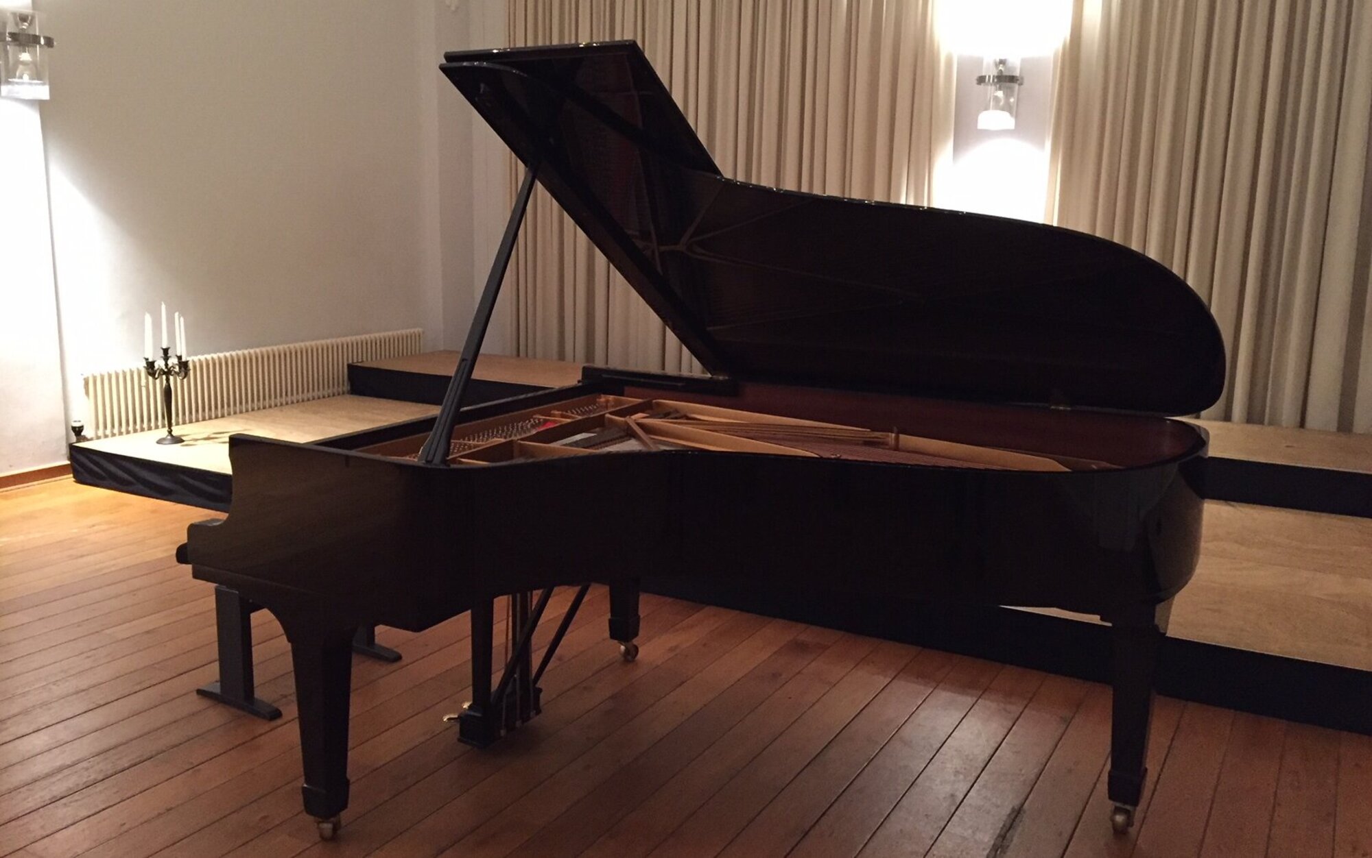 Foto: ein Klavier mit geöffnetem Deckel
