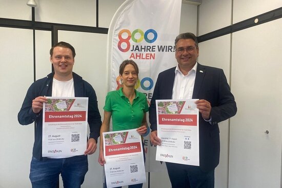Foto: Simon Büscher, Stephanie Kosbab und Dr. Alexander Berger mit den Plakaten für den Ehrenamtstag