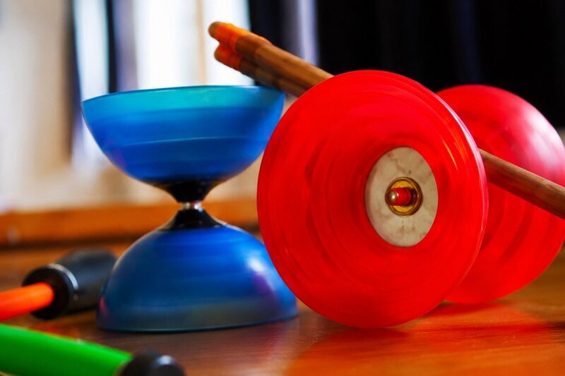 Jonglieren, ausprobieren und Spaß haben – Kulturrucksack-Workshop für Kinder und Jugendliche 