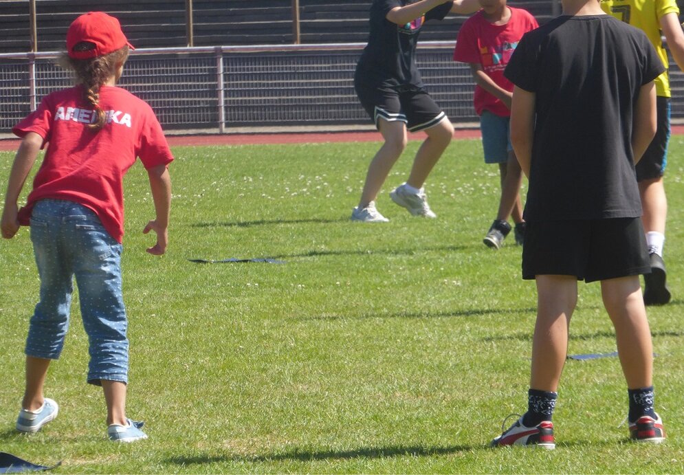 Foto: Spielende Kinder auf einer Rasenfläche