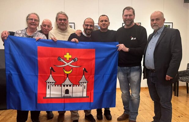 Foto: Gruppenbild mit der Fahne von Teltow