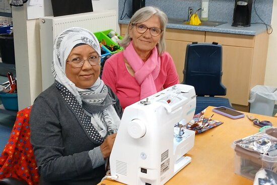 Foto: Zwei Frauen vor einer Nähmaschine