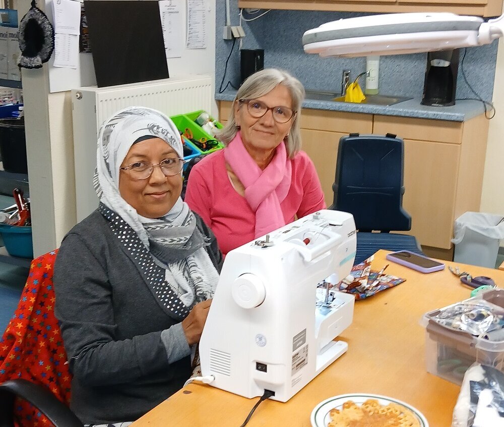 Foto: Zwei Frauen vor einer Nähmaschine