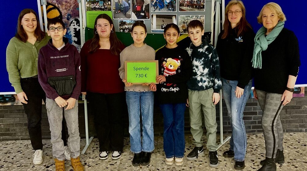 Foto: Spendenaktion für Bagamoyo, Gruppenbild der Spendenübergabe