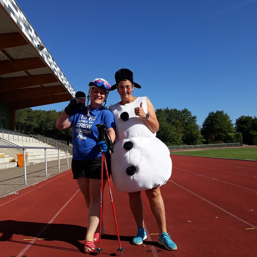 Foto: Zwei Personen im Schneemannkostüm