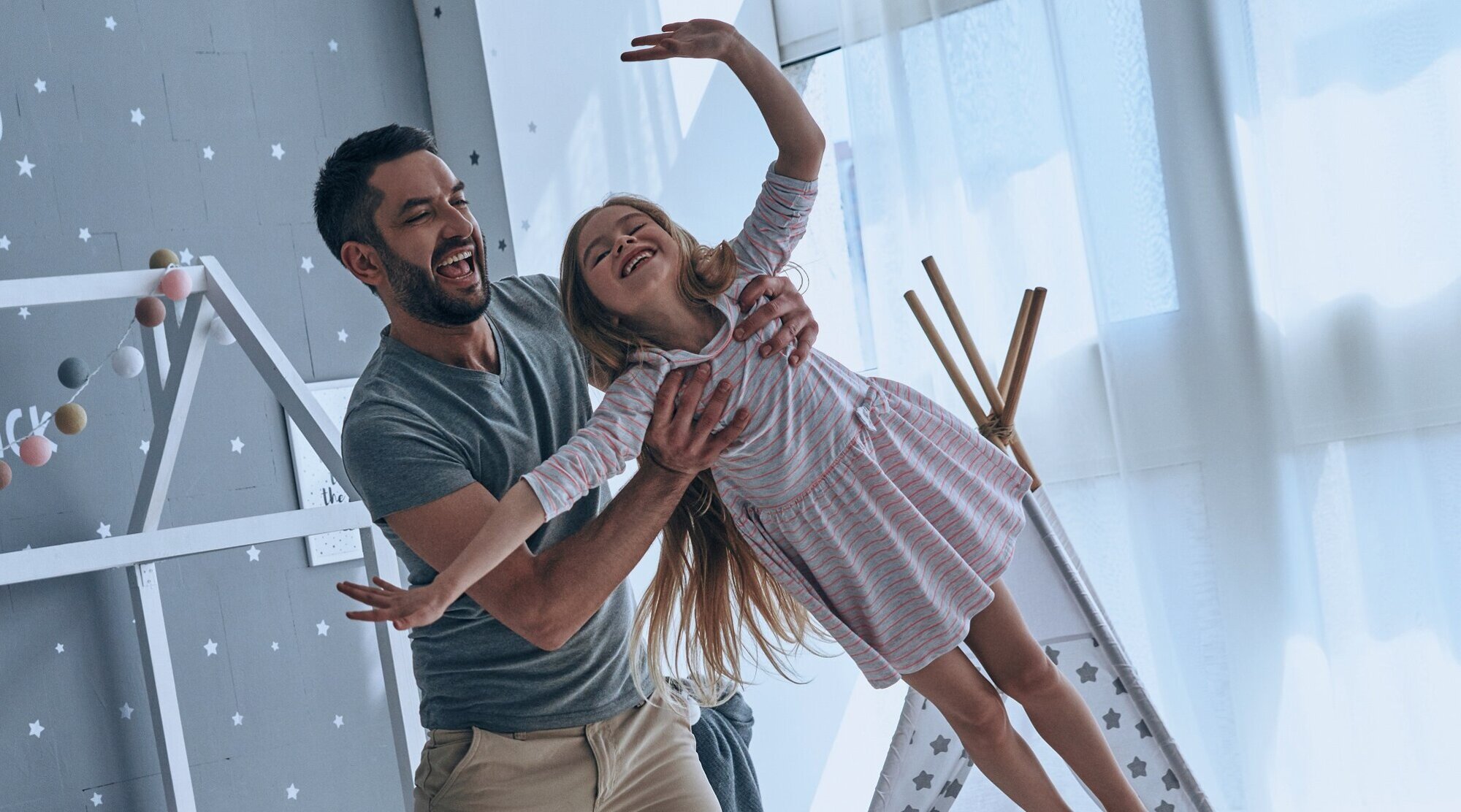 Foto: Vater hebt seine Tochter um Fliegen hoch