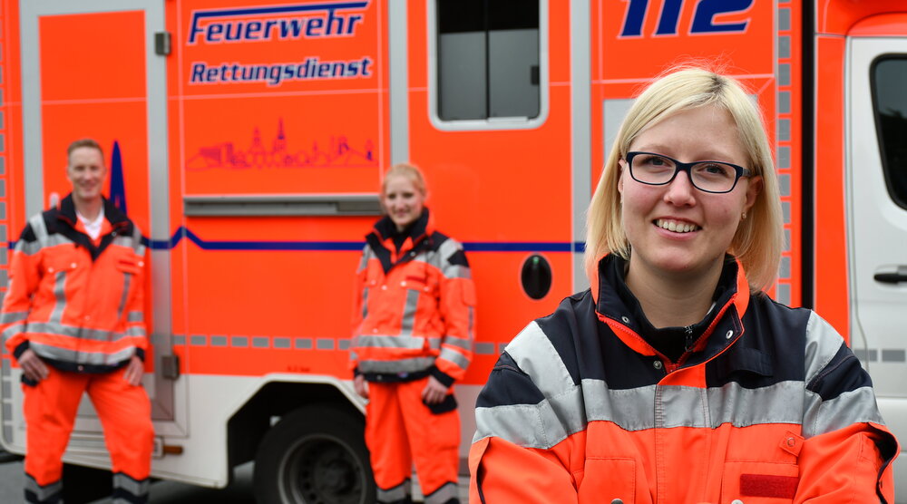 Foto: Notfallsanitäter vor einem Rettungswagen