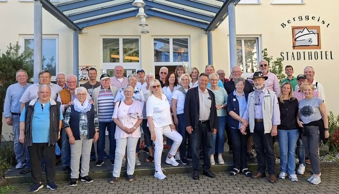 Foto: Gruppenbild vor einem Hoteleingang