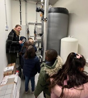 Foto: Kinder bei einem Vortrag in einem Technikraum