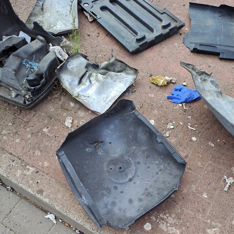 Foto: noch mehr Reste einer gesprengten Mülltonne